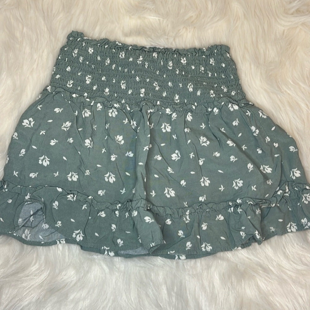 🌼 3 for $15 Girls soft ruffle skirt in pale green and white flower print. Sz 7/8